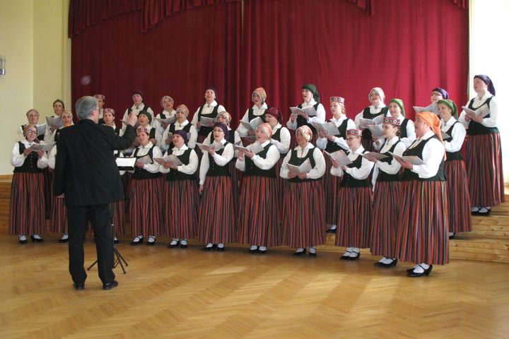 Visa zeme skanēt sāk tur, kur Pūres meitas dzied