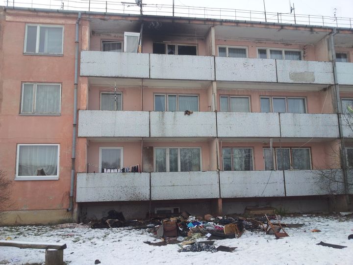 Zantē no degoša dzīvokļa pieredzējis ugunsdzēsējs izglābis savu kaimiņu /papildināts ar FOTO/