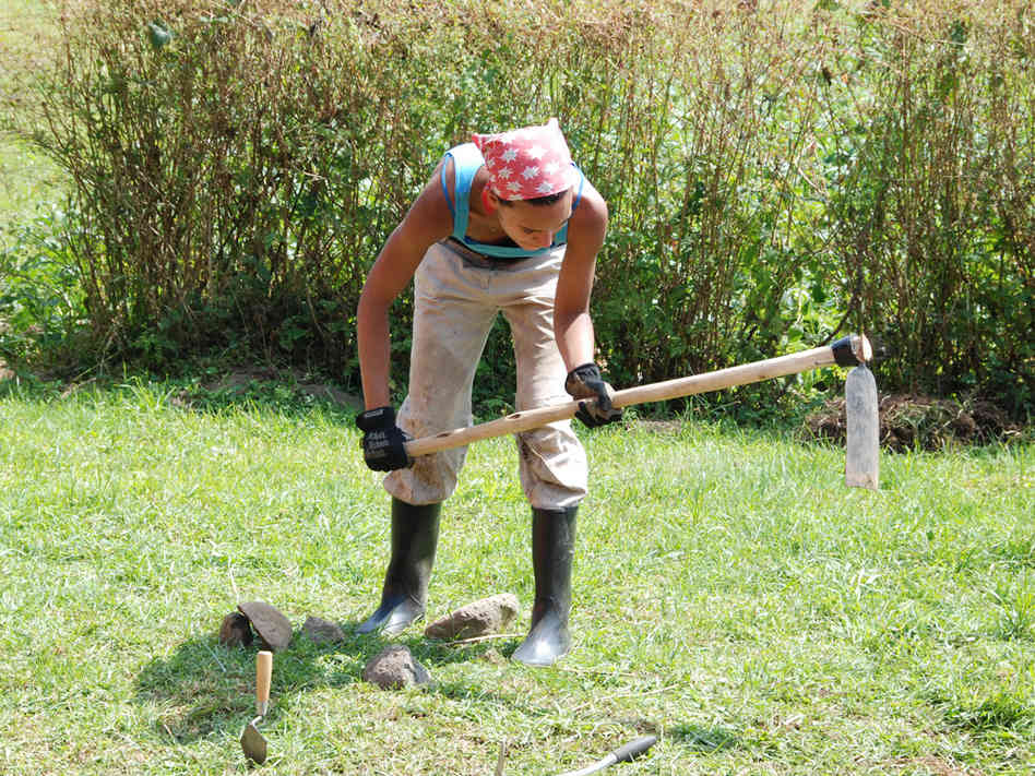 Zentenē nozog gumijas zābakus un cirvi